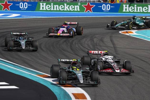 44 HAMILTON Lewis (gbr), Mercedes AMG F1 Team W15, 27 HULKENBERG Nico (ger), Haas F1 Team VF-24 Ferrari, action during the Formula 1 Crypto.com Miami Grand Prix 2024, 6th round of the 2024 Formula One World Championship, WM, Weltmeisterschaft from May 3 to 5, 2024 on the Miami International Autodrome, in Miami, United States of America - F1 - MIAMI GRAND PRIX 2024 DPPI Panoramic 240505_R06_MIAMI_DP_AV6_9817