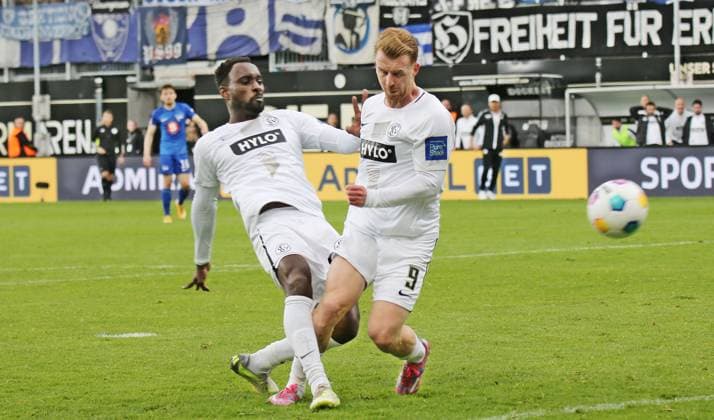 05 05 2024, xmohx, Soccer 2 Bundesliga, SV Elversberg Hertha BSC Berlin emspor, v l Kevin Koffi Elversberg steals the ball away from Dominik Martinovic Elversberg and scores the 4 2 DFL DFB REGULATIONS PROHIBIT ANY USE OF PHOTOGRAPHS as IMAGE SEQUENCES and or QUASI VIDEO Elversberg