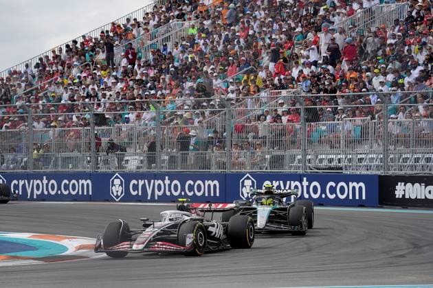 Formula 1 Crypto com Miami Grand Prix 05 05 2024, Miami International Autodrome, Miami, Formula 1 Crypto com Miami Grand Prix,in the picture Nico Hülkenberg DEU , Haas F1 Team, Lewis Hamilton GBR , Mercedes AMG Petronas Formula One Team nordphotoxGmbHx xBratic nph00250