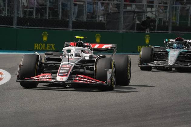 05 05 2024, Miami International Autodrome, Miami, Formula 1 Crypto com Miami Grand Prix,pictured Nico Hülkenberg DEU , Haas F1 Team, George Russell GBR , Mercedes AMG Petronas Formula One Team Defodi 506 20240505 hbr 4185 Defodi-506