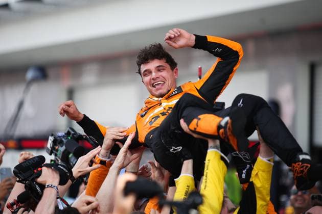 NORRIS Lando (gbr), McLaren F1 Team MCL38, portrait mechanic, mecanicien, mechanics during the Formula 1 Crypto.com Miami Grand Prix 2024, 6th round of the 2024 Formula One World Championship, WM, Weltmeisterschaft from May 3 to 5, 2024 on the Miami International Autodrome, in Miami, United States of America - F1 - MIAMI GRAND PRIX 2024 DPPI Panoramic 240505_R06_MIAMI_DP_XB3_9984