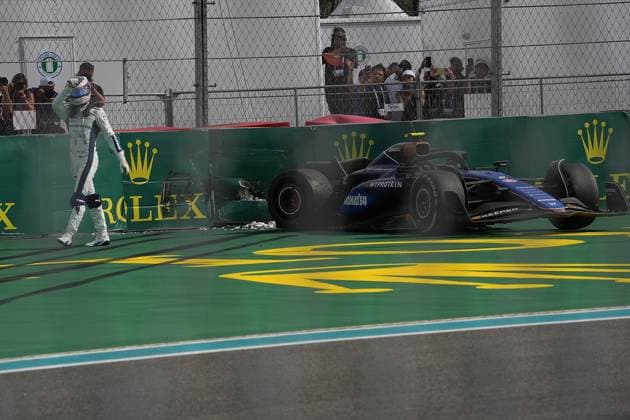 05 05 2024, Miami International Autodrome, Miami, Formula 1 Crypto com Miami Grand Prix,in the picture Kevin Magnussen DNK , Haas F1 Team and Logan Sargeant USA , Williams Racing touch each other, Logan Sargeant USA , Williams Racing has to give up the race Defodi 506 20240505 hbr 5267 Defodi-506