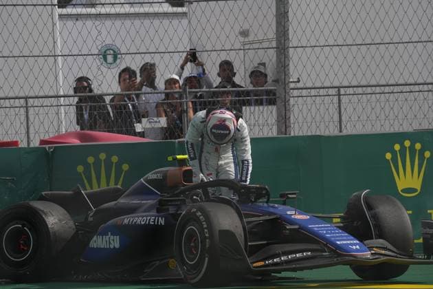 Formula 1 Crypto com Miami Grand Prix 05 05 2024, Miami International Autodrome, Miami, Formula 1 Crypto com Miami Grand Prix,pictured Kevin Magnussen DNK , Haas F1 Team and Logan Sargeant USA , Williams Racing touch each other, Logan Sargeant USA , Williams Racing has to retire from the race nordphotoxGmbHx xBratic nph00250