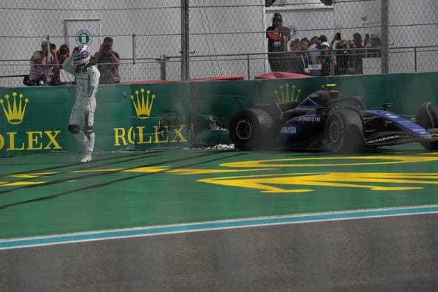 Formula 1 Crypto com Miami Grand Prix 05 05 2024, Miami International Autodrome, Miami, Formula 1 Crypto com Miami Grand Prix,pictured Kevin Magnussen DNK , Haas F1 Team and Logan Sargeant USA , Williams Racing touch each other, Logan Sargeant USA , Williams Racing has to retire from the race nordphotoxGmbHx xBratic nph00250