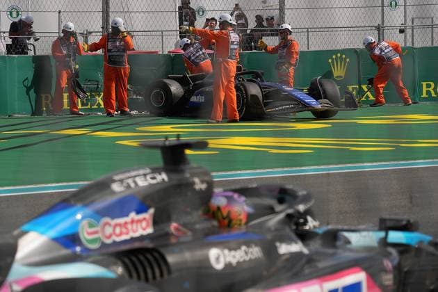 05 05 2024, Miami International Autodrome, Miami, Formula 1 Crypto com Miami Grand Prix,in the picture Kevin Magnussen DNK , Haas F1 Team and Logan Sargeant USA , Williams Racing touch each other, Logan Sargeant USA , Williams Racing has to give up the race Defodi 506 20240505 hbr 5319 Defodi-506