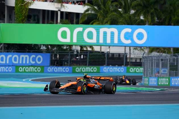 May 5, 2024, Miami, Florida, USA: 4 McLaren F1 Team, Lando Norris (GBR) leads 1 Oracle Red Bull Racing, Max Verstappen (NED) during the closing laps of the Formula 1 Crypto.com Miami Grand Prix in Miami, Florida. Norris won the race. Verstappen finished second. Miami USA - ZUMAd212 20240505_zsp_d212_008 Copyright: xRichardxDolex