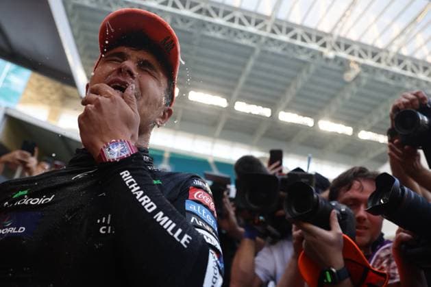 F1 Miami Grand Prix 2024 Lando Norris of McLaren celebrates with the team after the Formula 1 Miami Grand Prix at Miami International Autodrome in Miami, United States on May 5, 2024. Miami United States  Copyright: xJakubxPorzyckix originalFilename:porzycki-f1miamig240505_npSCz.jpg