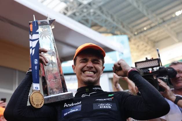 F1 Miami Grand Prix 2024 Lando Norris of McLaren celebrates with the team after the Formula 1 Miami Grand Prix at Miami International Autodrome in Miami, United States on May 5, 2024. Miami United States  Copyright: xJakubxPorzyckix originalFilename:porzycki-f1miamig240505_npJ2D.jpg