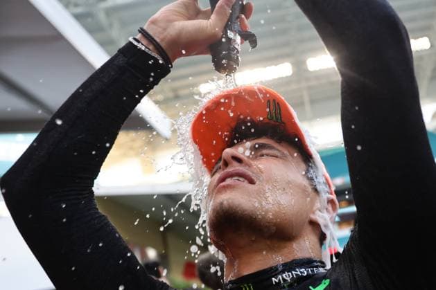 F1 Miami Grand Prix 2024 Lando Norris of McLaren celebrates with the team after the Formula 1 Miami Grand Prix at Miami International Autodrome in Miami, United States on May 5, 2024. Miami United States  Copyright: xJakubxPorzyckix originalFilename:porzycki-f1miamig240505_npoqw.jpg