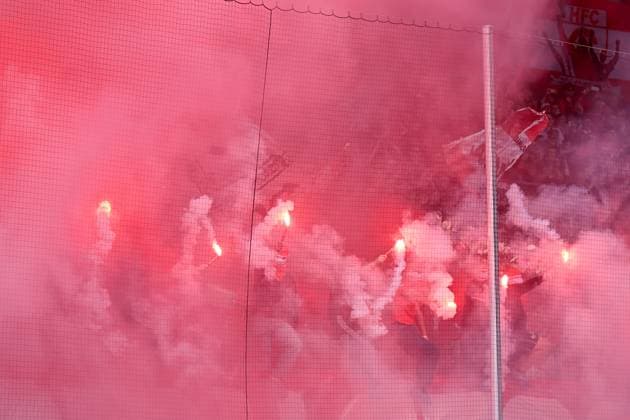 Sport Themen der Woche KW18 Sport Bilder des Tages Fans des Halleschen FC, Hallenser Fans, zünden Rauchbomben und Bengalos, Bengalo, Bengalos, Feuerwerk, flare, Fans, Publikum, Zuschauer, Stimmung, Atmosphäre, Stadion, 05.05.2024, Halle (Deutschland), Fussball, 3. Liga, Hallescher FC - SpVgg Unterhaching, DFB DFL REGULATIONS PROHIBIT ANY USE OF PHOTOGRAPHS AS IMAGE SEQUENCES AND OR QUASI-VIDEO. *** Hallescher FC fans, Halle fans, set off smoke bombs and Bengalos, Bengalo, Bengalos, fireworks, flare, fans, audience, spectators, mood, atmosphere, stadium, 05 05 2024, Halle Germany , football, 3 Liga, Hallescher FC SpVgg Unterhaching, DFB DFL REGULATIONS PROHIBIT ANY USE OF PHOTOGRAPHS AS IMAGE SEQUENCES AND OR QUASI VIDEO xslx