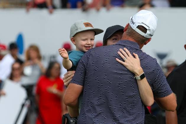 MCKINNEY, TX - MAY 05: Taylor Pendrith (CAN) kisses his wife Megan Beirnes and holds his son after winning the PGA, Golf Herren CJ CUP Byron Nelson on May 5, 2024, at TPC Craig Ranch in McKinney, TX. (Photo by David Buono Icon Sportswire) GOLF: MAY 05 PGA CJ CUP Byron Nelson EDITORIAL USE ONLY Icon240505066