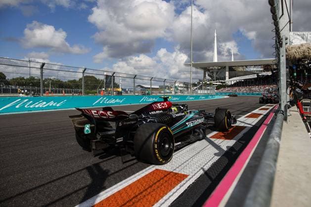 44 HAMILTON Lewis (gbr), Mercedes AMG F1 Team W15, action during the Formula 1 Crypto.com Miami Grand Prix 2024, 6th round of the 2024 Formula One World Championship, WM, Weltmeisterschaft from May 3 to 5, 2024 on the Miami International Autodrome, in Miami, United States of America - F1 - MIAMI GRAND PRIX 2024 DPPI Panoramic  240505_R06_MIAMI_DP_XB5_8126