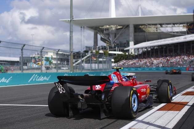 55 SAINZ Carlos (spa), Scuderia Ferrari HP SF-24, action during the Formula 1 Crypto.com Miami Grand Prix 2024, 6th round of the 2024 Formula One World Championship, WM, Weltmeisterschaft from May 3 to 5, 2024 on the Miami International Autodrome, in Miami, United States of America - F1 - MIAMI GRAND PRIX 2024 DPPI Panoramic  240505_R06_MIAMI_DP_EA011070