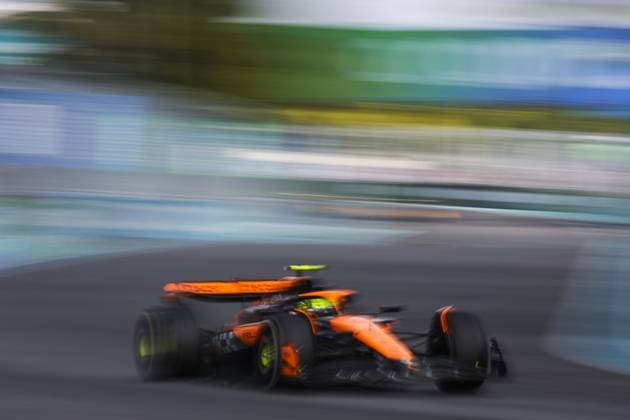 04 NORRIS Lando (gbr), McLaren F1 Team MCL38, action during the Formula 1 Crypto.com Miami Grand Prix 2024, 6th round of the 2024 Formula One World Championship, WM, Weltmeisterschaft from May 3 to 5, 2024 on the Miami International Autodrome, in Miami, United States of America - F1 - MIAMI GRAND PRIX 2024 DPPI Panoramic  240505_R06_MIAMI_DP_EA023879
