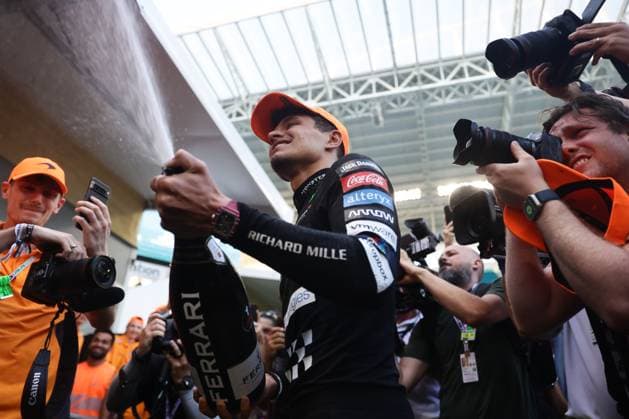 F1 Miami Grand Prix 2024 Lando Norris of McLaren celebrates with the team after the Formula 1 Miami Grand Prix at Miami International Autodrome in Miami, United States on May 5, 2024. Miami United States  Copyright: xJakubxPorzyckix originalFilename:porzycki-f1miamig240505_npcIJ.jpg