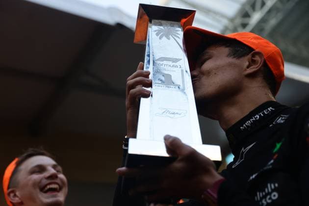 F1 Miami Grand Prix 2024 Lando Norris of McLaren celebrates with the team after the Formula 1 Miami Grand Prix at Miami International Autodrome in Miami, United States on May 5, 2024. Miami United States  Copyright: xJakubxPorzyckix originalFilename:porzycki-f1miamig240505_npsqX.jpg
