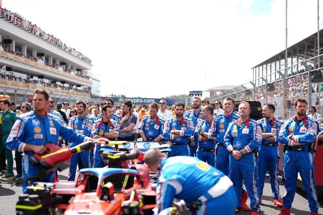 Formula 1 Crypto com Miami Grand Prix 05 05 2024, Miami International Autodrome, Miami, Formula 1 Crypto com Miami Grand Prix,in the picture Günther Steiner with the Ferrari mechanics nordphotoxGmbHx xBratic nph00250