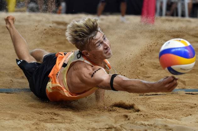 Sport Bilder des Tages (240506) -- BRASILIA, May 6, 2024 -- Steven Van De Velde saves the ball during the men s final match between Evandro Goncalves Oliveira Junior Arthur Diego Mariano Lanci of Brazil and Steven Van De Velde Matthew Immers of the Netherlands at the Volleyball World Beach Pro Tour Elite 16 2024 in Brasilia, Brazil, May 5, 2024. (Photo by Xinhua) (SP)BRAZIL-BRASILIA Beach volleyball, Beachvolleyball PRO TOUR-FINALS LucioxTavora 