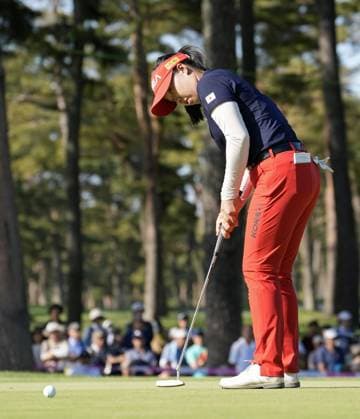 Golf: Salonpas Cup South Korean amateur Lee Hyo Song makes an eagle putt on the 18th hole during the final round of the Salonpas Cup on May 5, 2024, on Ibaraki Golf Club s East Course in Tsukubamirai, northeast of Tokyo.  A14AA0002795597P