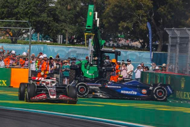 05 05 2024, xrarjax, Motorsport Formula 1, Grand Prix of Miami 2024 emspor, v l car of Logan Sargeant Williams Racing starting number 02 after the crash accident with Kevin Magnussen MoneyGram Haas F1 Team starting number 20 Miami