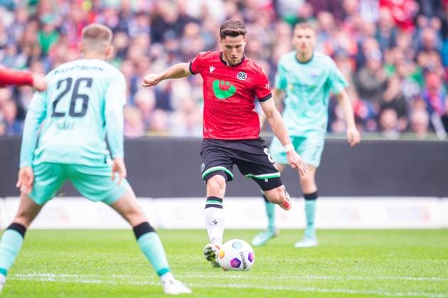 05 05 2024 Soccer, 2023 2024, 2 Bundesliga, Matchday 32, Hannover 96 SC Paderborn 07 L R Sebastian Klaas Paderborn , Enzo Leopold Hannover DFL REGULATIONS PROHIBIT ANY USE OF PHOTOGRAPHS AS IMAGE SEQUENCES AND OR QUASI VIDEO