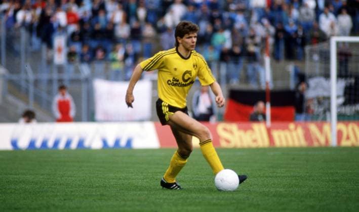 Archivbilder der Woche SPORT KW19 07.10.89 Eintracht Frankfurt - Borussia Dortmund Deutschland, Frankfurt, 07.10.1989, Fussball, Bundesliga, Eintracht Frankfurt - Borussia Dortmund: Andreas Möller (Borussia Dortmund). *** 07 10 89 Eintracht Frankfurt Borussia Dortmund Germany, Frankfurt, 07 10 1989, Football, Bundesliga, Eintracht Frankfurt Borussia Dortmund Andreas Möller Borussia Dortmund