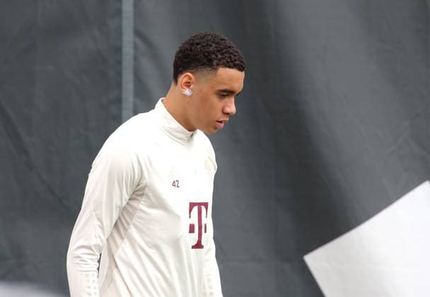 Munich, Germany 07 May 2024 Football, Men, 2023 2024 season, FC Bayern Munich, Säbener Strasse, training ground, final training session, Champions League Jamal Musiala FC Bayern Munich head, upper body on the way to the training ground