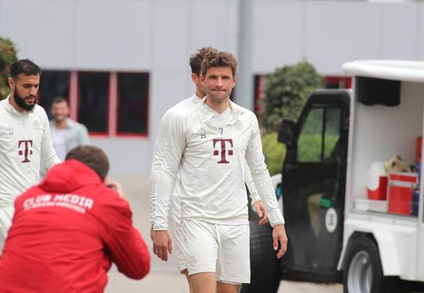 Munich, Germany 07 May 2024 Football, Men, 2023 2024 season, FC Bayern Munich, Säbener Strasse, training ground, final training session, Champions League Thomas Müller, Mueller FC Bayern Munich head, upper body on the way to the training ground