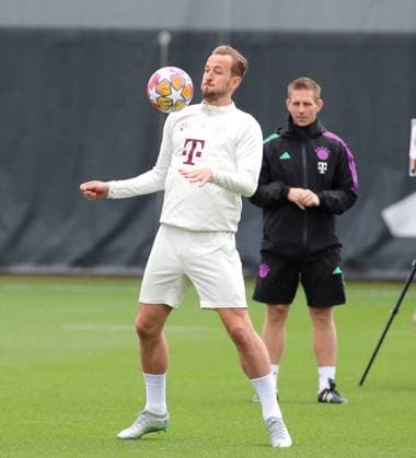 Munich, Germany 07 May 2024 Football, Men, 2023 2024 season, FC Bayern Munich, Säbener Strasse, training ground, final training session, Champions League Harry Kane FC Bayern Munich takes a ball with his chest