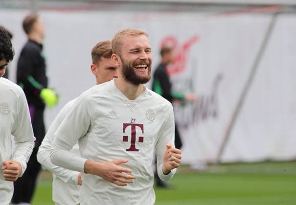 Munich, Germany 07 May 2024 Football, men, 2023 2024 season, FC Bayern Munich, Säbener Strasse, training ground, final training session, Champions League Konrad Laimer FC Bayern Munich head, Oberköprer running, laughing, in a good mood