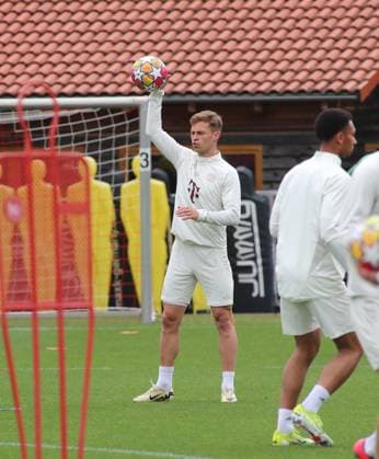 Munich, Germany 07 May 2024 Football, Men, Season 2023 2024, FC Bayern Munich, Säbener Strasse, Training ground, Final training, Champions League Joshua Kimmich FC Bayern Munich catches a ball