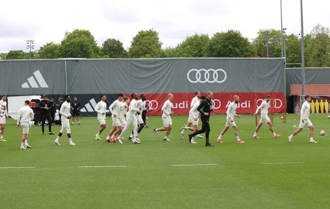 Munich, Germany 07 May 2024 Football, Men, Season 2023 2024, FC Bayern Munich, Säbener Strasse, Training ground, Final training, Champions League The FC Bayern Munich team running, warming up