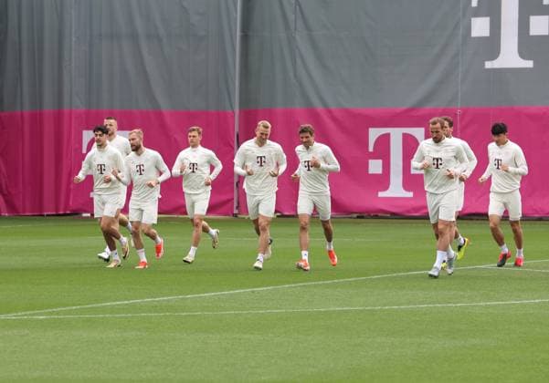 Munich, Germany 07 May 2024 Football, Men, Season 2023 2024, FC Bayern Munich, Säbener Strasse, Training ground, Final training, Champions League The FC Bayern Munich team running, warming up, here with Eric Dier FC Bayern Munich , Aleksandar Pavlovic FC Bayern Munich , Konrad Laimer FC Bayern München , Joshua Kimmich FC Bayern München , Matthijs de Ligt FC Bayern München , Thomas Müller, Mueller FC Bayern München , Harry Kane FC Bayern München , Leon Goretzka FC Bayern München , Minjae Kim, Min jae Kim FC Bayern München f l n r