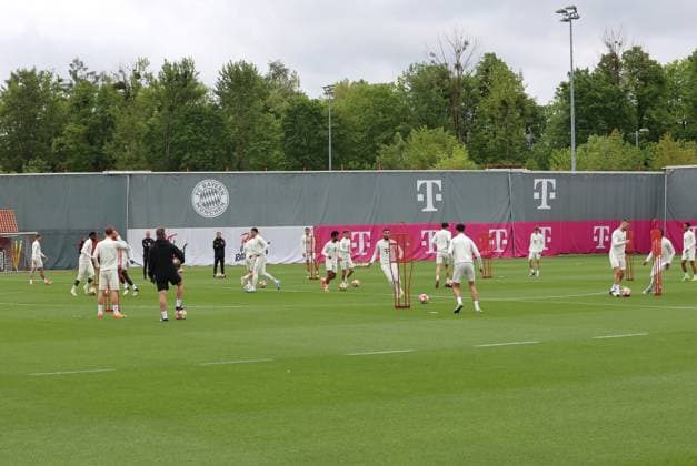 Munich, Germany 07 May 2024 Football, Men, 2023 2024 season, FC Bayern Munich, Säbener Strasse, training ground, final training session, Champions League The FC Bayern Munich team warming up, playing with the ball