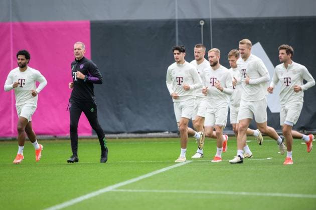 Soccer, Champions League, 20240507, Final training, Real Madrid FC Bayern Munich In the picture Serge GNABRY FC Bayern Munich, 7 , Fitness trainer of FC Bayern Munich Prof Dr Holger BROICH, Aleksandar PAVLOVIC FC Bayern Munich, 45 , Konrad LAIMER FC Bayern Munich, 27 , Eric DIER FC Bayern Munich, 15 , Joshua KIMMICH FC Bayern Munich, 6 , Matthijs DE LIGT FC Bayern Munich, 4 and Thomas MÜLLER FC Bayern Munich, 25 Munich Training ground Säbener Str 51 Bayern Germany Copyright: Passion2Press MarkusxFischerx