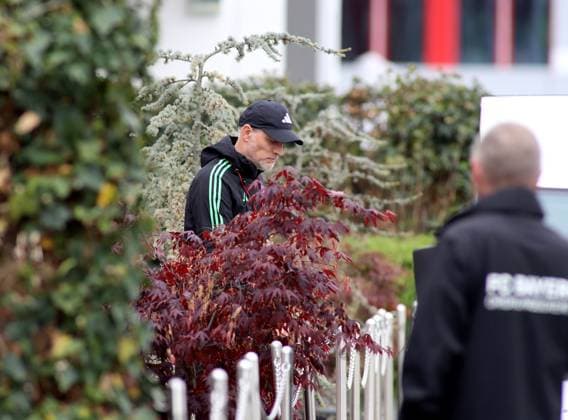 Munich, Germany 07 May 2024 Football, men, 2023 2024 season, FC Bayern Munich, Säbener Strasse, training ground, final training session, Champions League Thomas Tuchel, coach FC Bayern Munich in the middle of the bushes, pensive, hidden