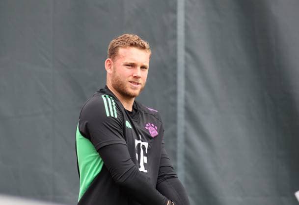 Munich, Germany 07 May 2024 Football, Men, 2023 2024 season, FC Bayern Munich, Säbener Strasse, training ground, final training session, Champions League Daniel Peretz FC Bayern Munich head, upper body on the way to the training ground