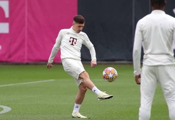 Munich, Germany 07 May 2024 Football, Men, Season 2023 2024, FC Bayern Munich, Säbener Strasse, Training ground, Final training, Champions League Bryan Zaragoza FC Bayern Munich plays a ball, single action, free position, full body shot