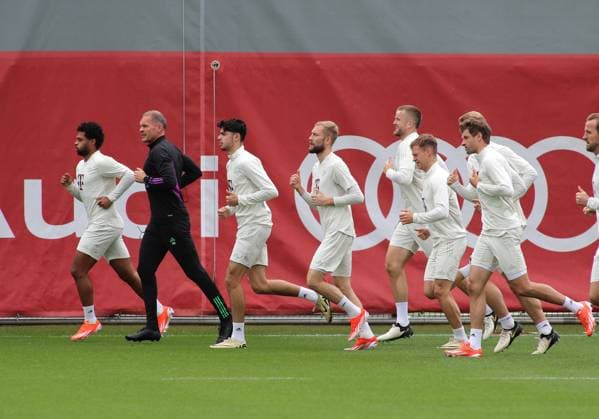 Munich, Germany 07 May 2024 Football, Men, Season 2023 2024, FC Bayern Munich, Säbener Strasse, Training ground, Final training, Champions League The FC Bayern Munich team running, Serge Gnabry FC Bayern Munich , Dr Holger Broich, Aleksandar Pavlovic FC Bayern Munich ,Konrad Laimer FC Bayern Munich , Eric Dier FC Bayern Munich , Joshua Kimmich FC Bayern Munich , Thomas Müller, Mueller FC Bayern Munich f l n r