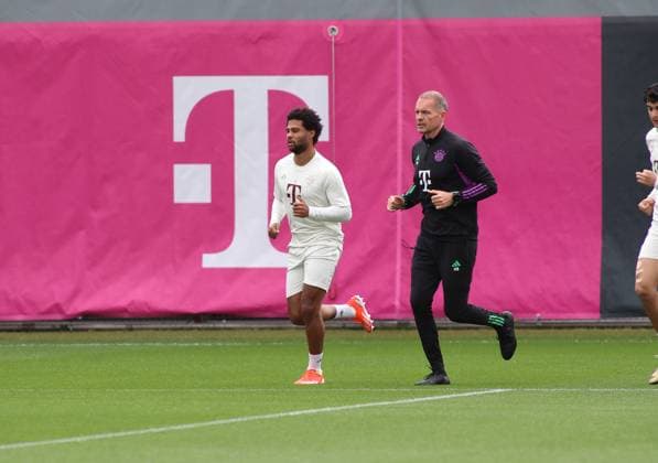 Munich, Germany 07 May 2024 Football, Men, Season 2023 2024, FC Bayern Munich, Säbener Strasse, Training ground, Final training, Champions League Serge Gnabry FC Bayern Munich left with Dr. Holger Broich right while running