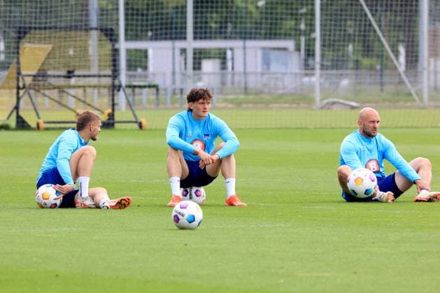 DEU, DFL, 2 FBL Hertha BSC, Training, 07 05 2024, Sportforum, Berlin, DEU, DFL, 2 FBL Hertha BSC, Training, im Bild Ferienlager Hertha BSC, Hertha Spieler Marton Dardai Hertha BSC Berlin 31 , Fabian Reese Hertha BSC Berlin 11 , Toni Leistner Hertha BSC Berlin 37 DFL regulations prohibit any use of Photographs as image sequences and or quasi video Foto Juergen Engler nordphoto GmbH nordphotoxGmbHx xEngler nph00076