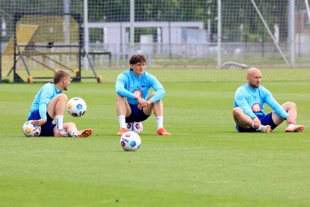 DEU, DFL, 2 FBL Hertha BSC, Training, 07 05 2024, Sportforum, Berlin, DEU, DFL, 2 FBL Hertha BSC, Training, im Bild Ferienlager Hertha BSC, Hertha Spieler Marton Dardai Hertha BSC Berlin 31 , Fabian Reese Hertha BSC Berlin 11 , Toni Leistner Hertha BSC Berlin 37 DFL regulations prohibit any use of Photographs as image sequences and or quasi video Foto Juergen Engler nordphoto GmbH nordphotoxGmbHx xEngler nph00076