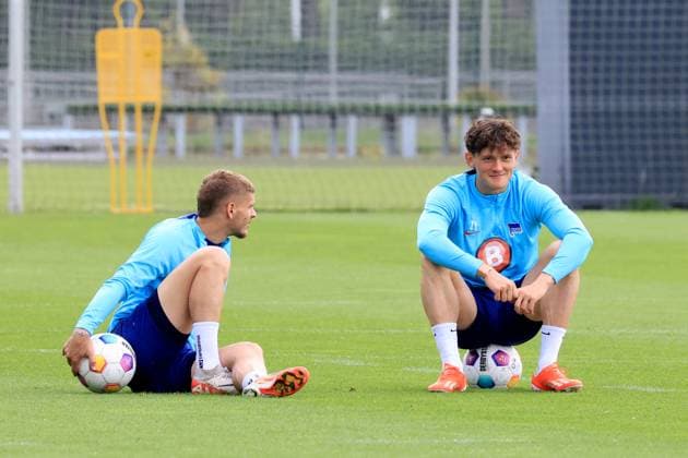 DEU, DFL, 2 FBL Hertha BSC, Training, 07 05 2024, Sportforum, Berlin, DEU, DFL, 2 FBL Hertha BSC, Training, im Bild Ferienlager Hertha BSC, Hertha Spieler Marton Dardai Hertha BSC Berlin 31 , Fabian Reese Hertha BSC Berlin 11 DFL regulations prohibit any use of Photographs as image sequences and or quasi video Foto Juergen Engler nordphoto GmbH nordphotoxGmbHx xEngler nph00076