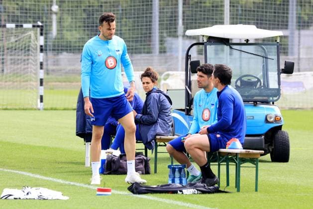 DEU, DFL, 2 FBL Hertha BSC, Training, 07 05 2024, Sportforum, Berlin, DEU, DFL, 2 FBL Hertha BSC, Training, in the picture Haris Tabakovic Hertha BSC Berlin 25 , Andreas Bouchalakis Hertha BSC Berlin 5 , Conditioning coach Hendrik Kuchno Hertha BSC Berlin DFL regulations prohibit any use of Photographs as image sequences and or quasi video Foto Juergen Engler nordphoto GmbH nordphotoxGmbHx xEngler nph00076