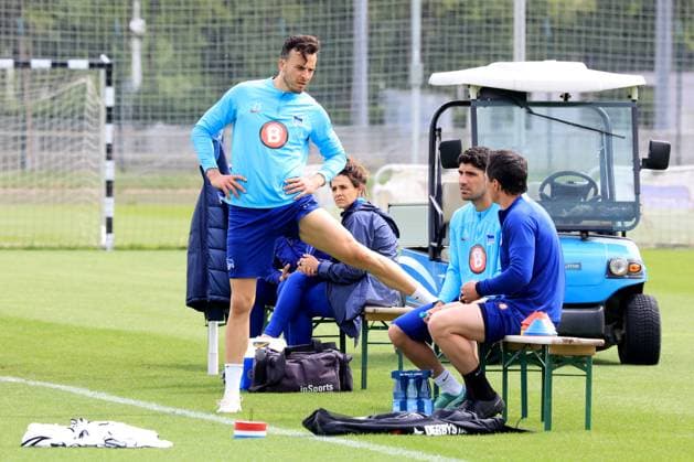 DEU, DFL, 2 FBL Hertha BSC, Training, 07 05 2024, Sportforum, Berlin, DEU, DFL, 2 FBL Hertha BSC, Training, in the picture Haris Tabakovic Hertha BSC Berlin 25 , Andreas Bouchalakis Hertha BSC Berlin 5 , Conditioning coach Hendrik Kuchno Hertha BSC Berlin DFL regulations prohibit any use of Photographs as image sequences and or quasi video Foto Juergen Engler nordphoto GmbH nordphotoxGmbHx xEngler nph00076