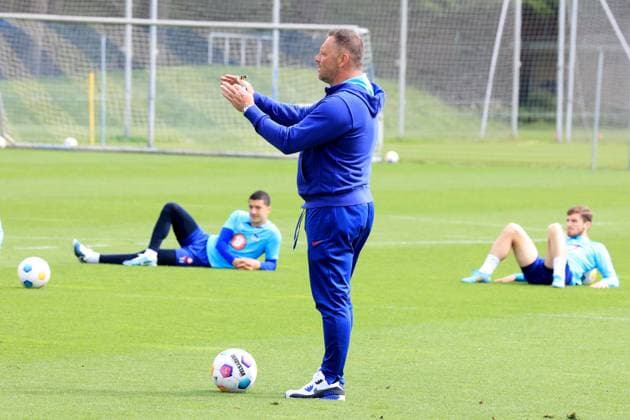 DEU, DFL, 2 FBL Hertha BSC, Training, 07 05 2024, Sportforum, Berlin, DEU, DFL, 2 FBL Hertha BSC, Training, im Bild Cheftrainer Pal Dardai Hertha BSC Berlin DFL regulations prohibit any use of Photographs as image sequences and or quasi video Foto Juergen Engler nordphoto GmbH nordphotoxGmbHx xEngler nph00076