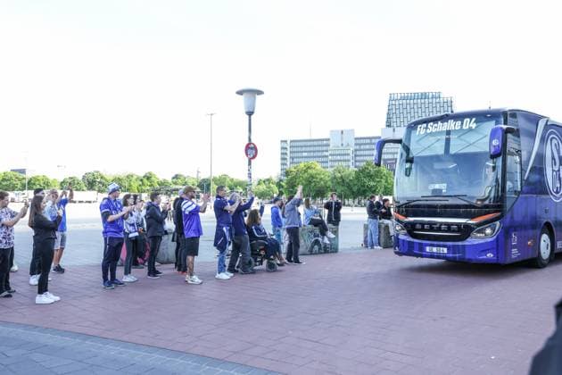 07 05 2024, Football, Season 2023 2024, 2 Bundesliga, Matchday 32, VfL Osnabrück FC Schalke 04, Fans of FC Schalke 04 welcome the team Hamburg Stadion am Millerntor Hamburg Germany xRHR PHOTO TRx Copyright: TimxRehbein RHR-FOTOx RHR-FOTO TR
