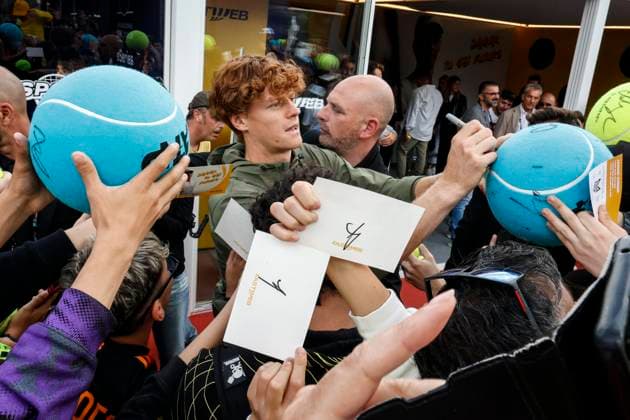 May 7, 2024, Rome, ITALY: Jannik Sinner of Italy with fans at the Italian Open tennis tournament in Rome, Italy, 07 May 2024.Sinner announced he will not play at the upcoming Italian Open tennis tournament due to a hip injury. ANSA FABIO FRUSTACI Italian Open tennis tournament  - ZUMAa110 20240507_zaf_a110_020 Copyright: xFabioxFrustacix