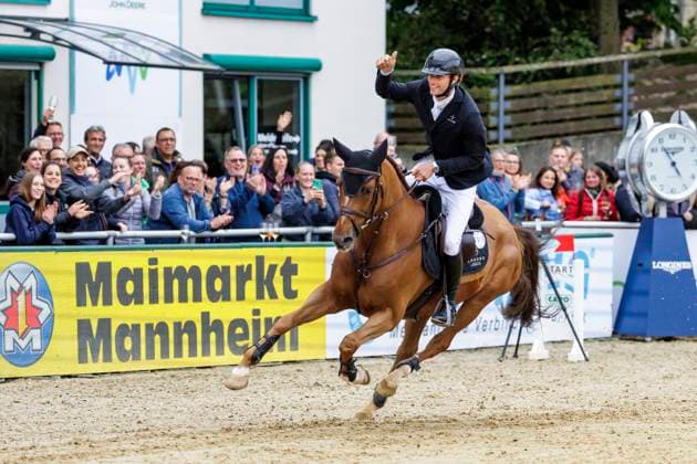 Sport Themen der Woche KW19 Sport Bilder des Tages MANNHEIM - Maimarkt-Turnier 2024, MANNHEIM - Maimarkt-Turnier 2024 VOGEL Richard (GER), Cydello Stechen Jump-Off - Die Badenia - Grand Prix of MVV Int. jumping competition with jump-off (1.60 m) Mannheim, Reitstadion Maimarkt 07. May 2024 - *** MANNHEIM Maimarkt Turnier 2024, MANNHEIM Maimarkt Turnier 2024 VOGEL Richard GER , Cydello jump-off Die Badenia Grand Prix of MVV Int jumping competition with jump off 1 60 m Mannheim, Reitstadion Maimarkt 07 May 2024