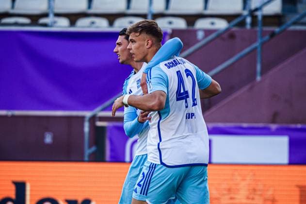 Goal celebration FC Schalke 04 after goal to 0 1 Keke Topp FC Schalke 04, 42 GER, VfL Osnabrueck vs FC Schalke 04, Soccer, 2 Bundesliga, Matchday 32, Season 2023 2024, 07 05 2024 DFL REGULATES PROHIBIT ANY USE OF PHOTOGRAPHS AS IMAGE SEQUENCES AND OR QUASI VIDEO GER, VfL Osnabrueck vs FC Schalke 04, Football, 2 Bundesliga, Matchday 32, Season 2023 2024, 07 05 2024 Hamburg Copyright: xEibner-Pressefoto MarcelxvonxFehrnx EP_MFN